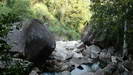 FINCH HATTTON GORGE - gewaltige Granitfelsen liegen im Flußbett
